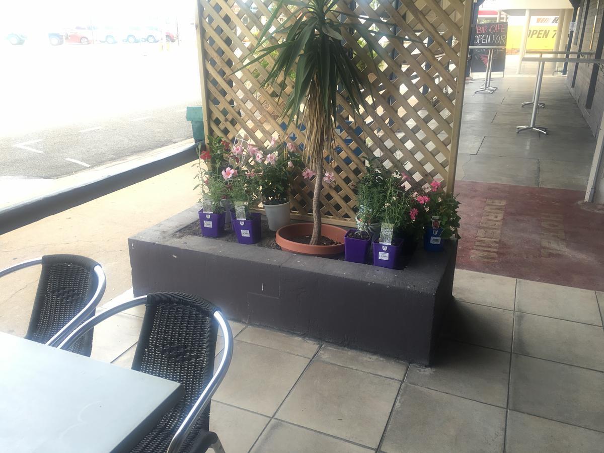 The Burdekin Hotel Еър Екстериор снимка
