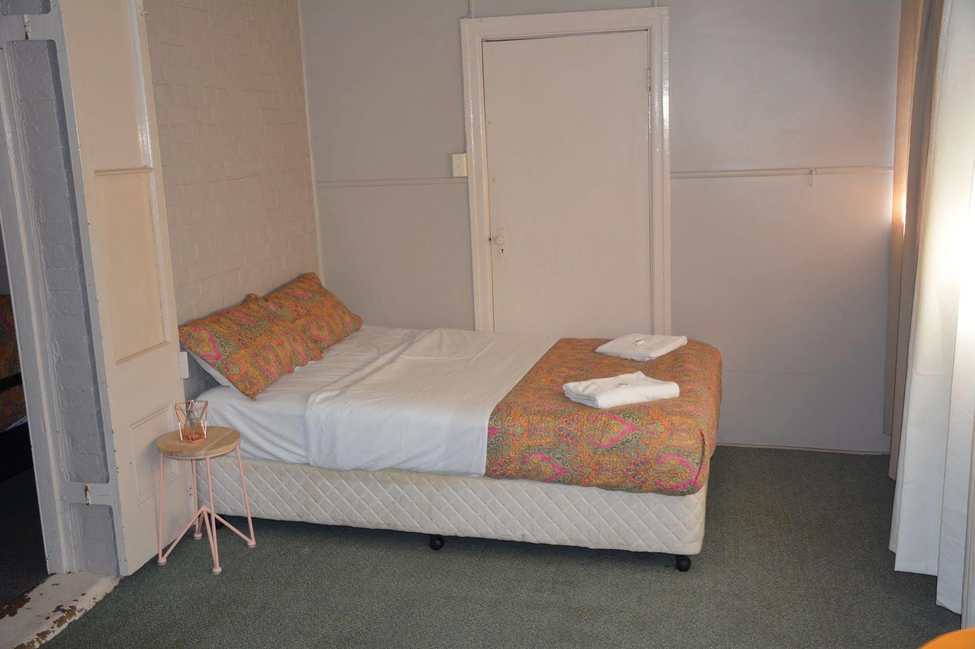 The Burdekin Hotel Еър Екстериор снимка