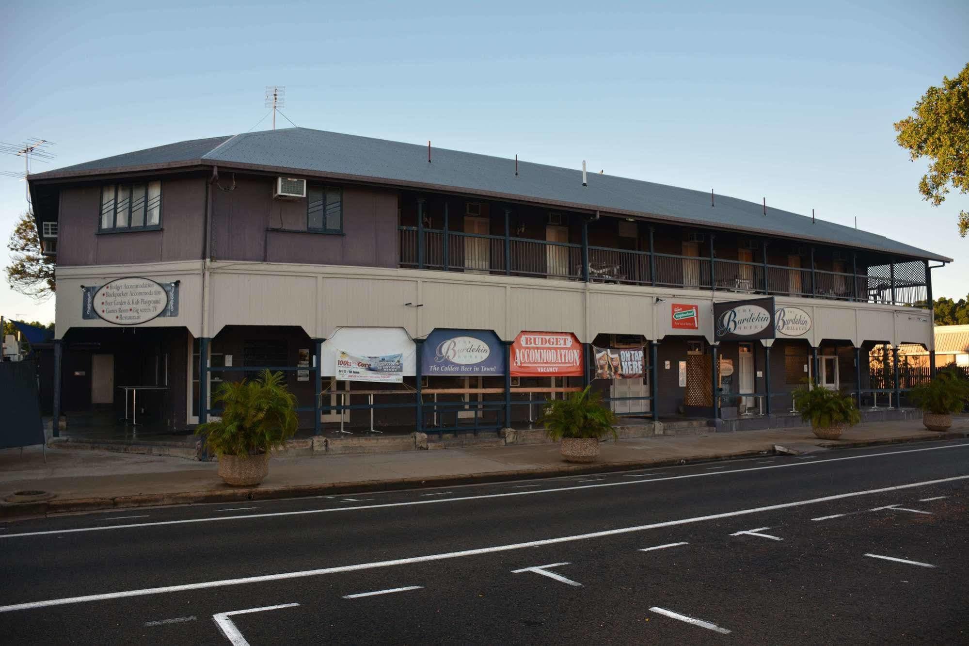 The Burdekin Hotel Еър Екстериор снимка